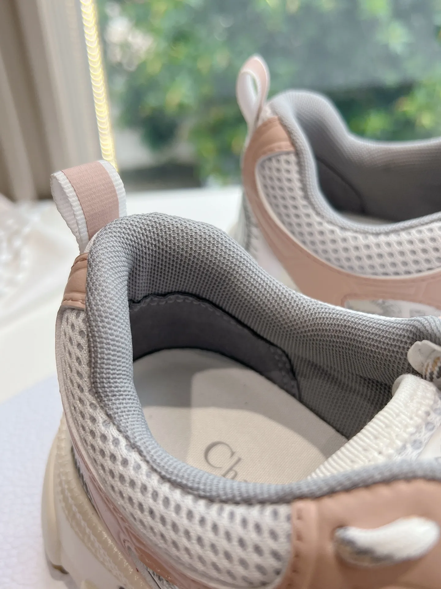 👟👟Ex-factory price 640👟👟 (Top version) Dior Chrono series sports shoes Purchased and developed in Taikoo Hui for RMB 18,200. This Dior chrono sports shoe continues the timeless silhouette and is carefully made of mesh, so it will be particularly comfortable on the feet. It is decorated with CD special craftsmanship logo to enhance the style. The lightweight style is matched with the "Christian Dior" logo thin sole, suitable for all seasons, and can be matched with all kinds of casual looks to add a finishing touch. Classic and super durable. Upper: cowhide stitching. Original molded outsole. Size: 35-41. Full set of counter synchronized gift box 💝 packaging